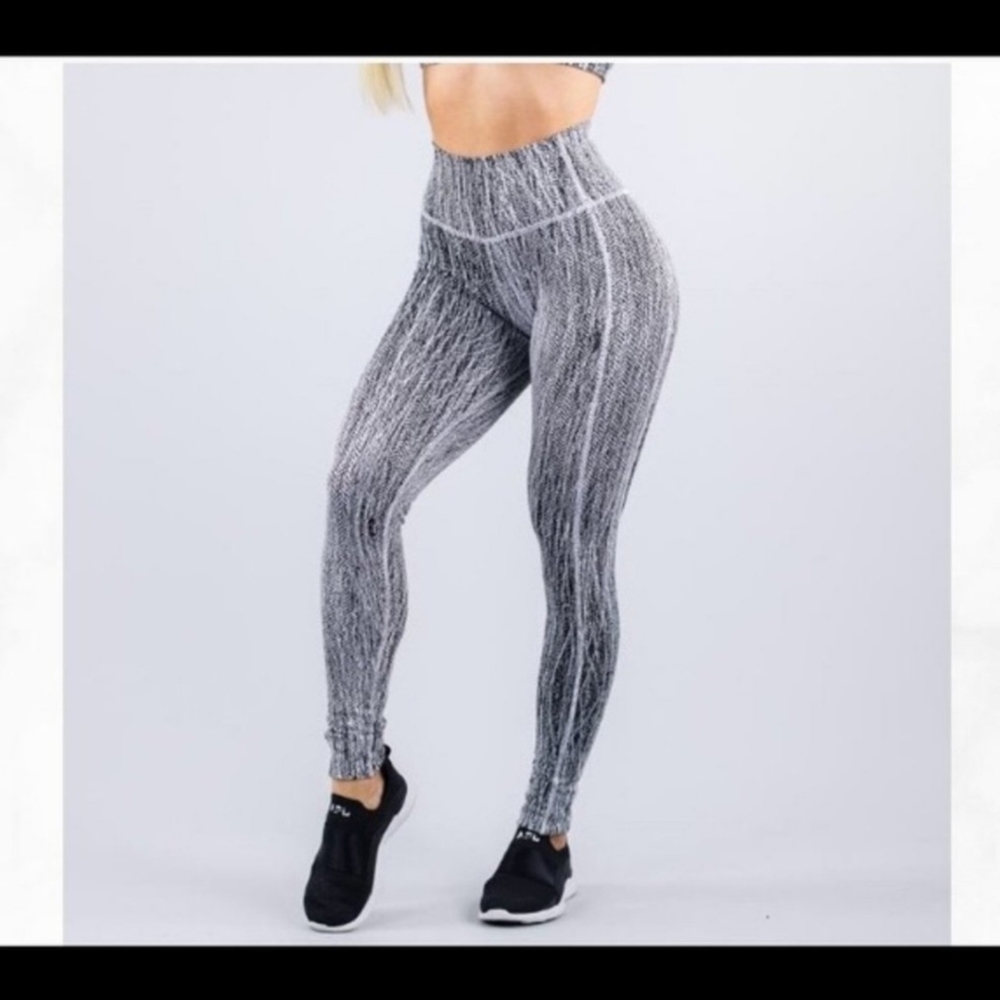 Like New BuffBunny Jacquard Black/Gray High-Waisted Leggings with Textured Knit